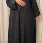 عباية كريب مطرزة نص كلوش