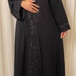 عباية كريب مطرزة نص كلوش