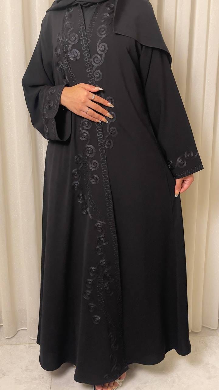 عباية كريب مطرزة نص كلوش