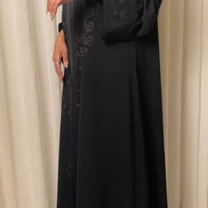 عباية كريب مطرزة