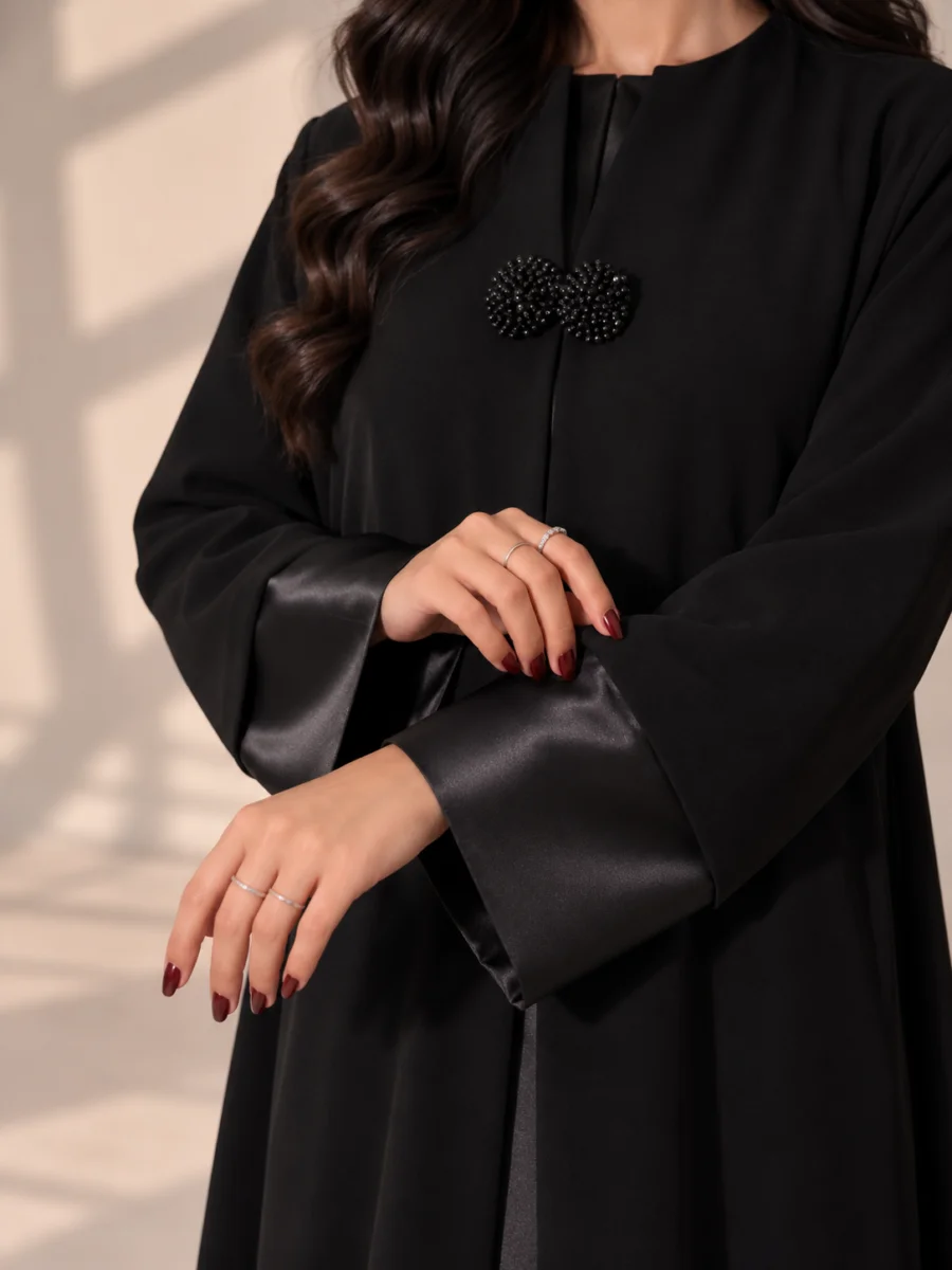 تفاصيل الساتان الأسود على أكمام عباية جيلينا الرسمية موديل 1071