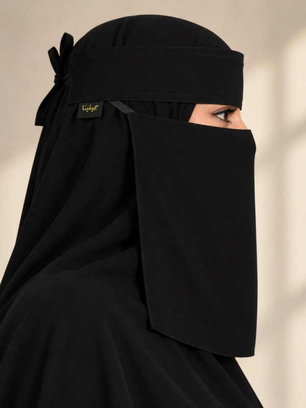نقاب مطاط مايل أسود من قماش كوري في لقطة جانبية مع شريط جبين عريض
