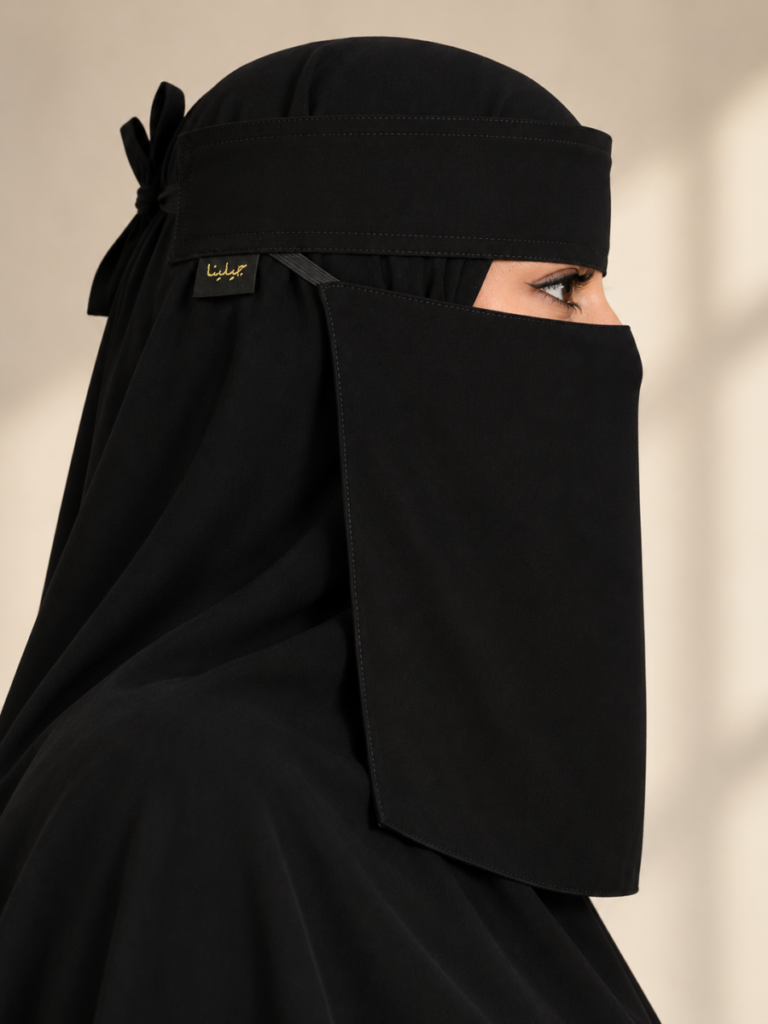 نقاب مطاط مايل أسود من قماش كوري في لقطة جانبية مع شريط جبين عريض